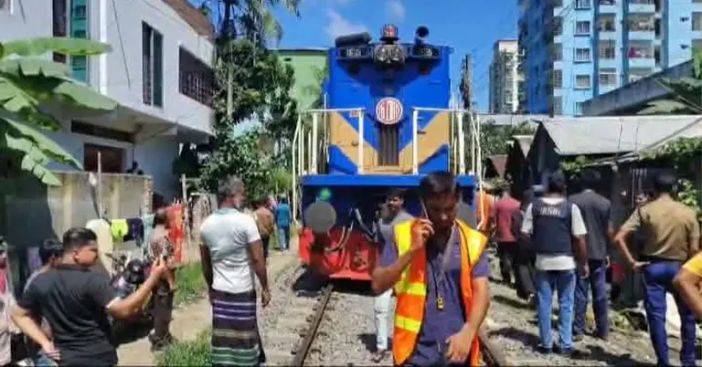 ট্রেন আটকে বিক্ষোভ করেছেন যাত্রী ও স্থানীয়রা